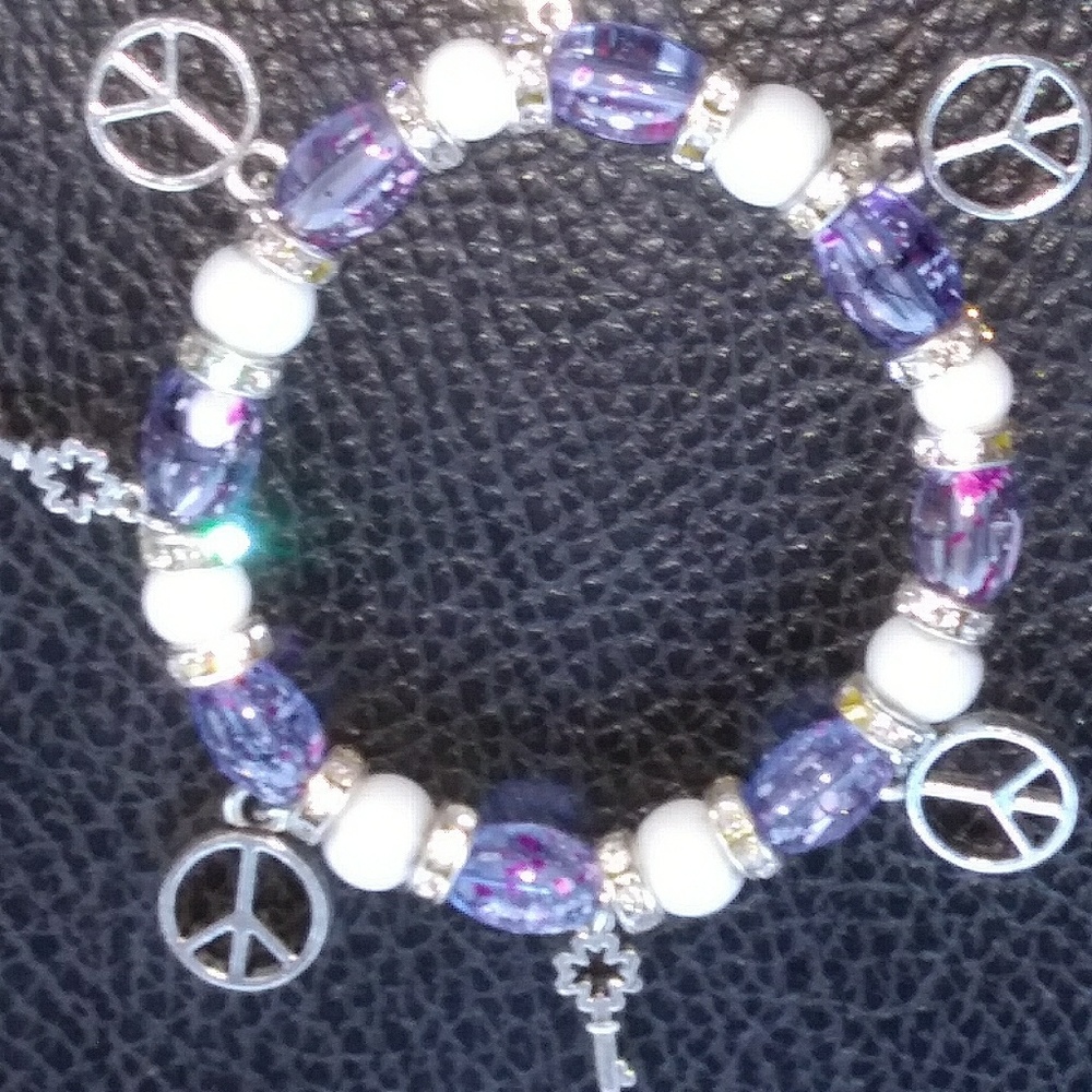 Elastic charm bracelet